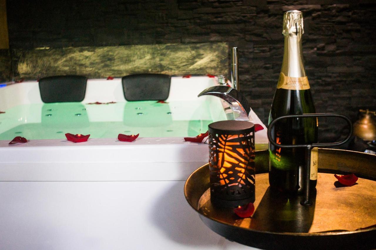 Love Suites & Spa "Le Loft" Avec Jacuzzi Privatif 메디스 외부 사진